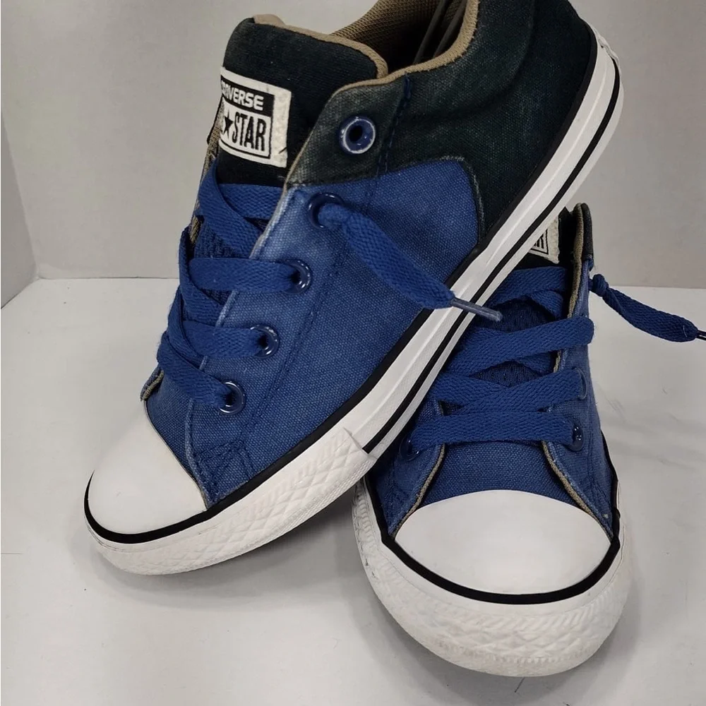 Converse Blue and White Chuck Sneakers size 3 pre owned Exellent condition